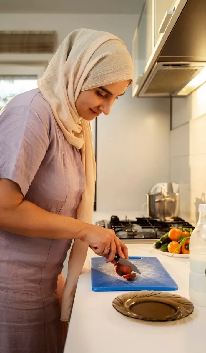 woman-cooking-home-side-view_23-2149887034